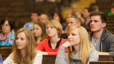 Foto: Blick in einen Hörsaal des Hörsaalzentrums, zu sehen sind Studierende die interessiert zuhören