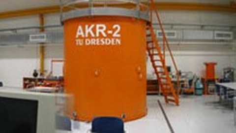 Blick in den Raum des Ausbildungskernreaktors AKR-2. 