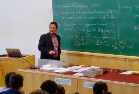 Dieses Bild zeigt Daniel Knöfel während einer Mathematikvorlesung im Hörsaal.