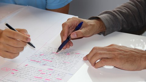Tutor hilft Studentin