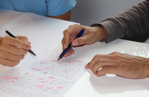 Tutor hilft Studentin