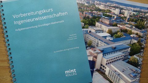 Das Bild zeigt die Aufgabenheft des Grundlagenmoduls im Jahr 2020 in Vorder- und Rückseite.