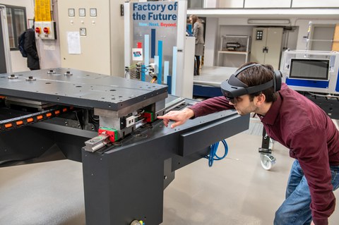 Smartes Maschinenbett mit VR-Brille