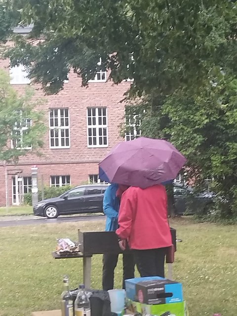 Schutze des Grills mit Regenschirmen