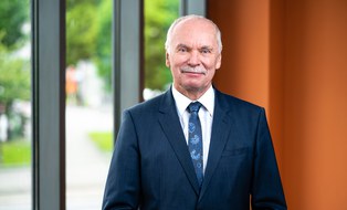 Porträtfoto von Herrn Professor Ralph Stelzer