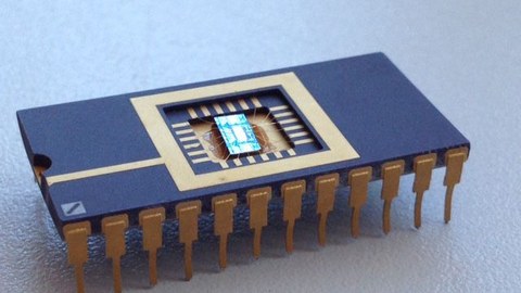 Auf dem Fotos sieht man ein Testchip eines Memristors, der vom NaMLab (An-Institut der TU Dresden) gefertigt wurde.