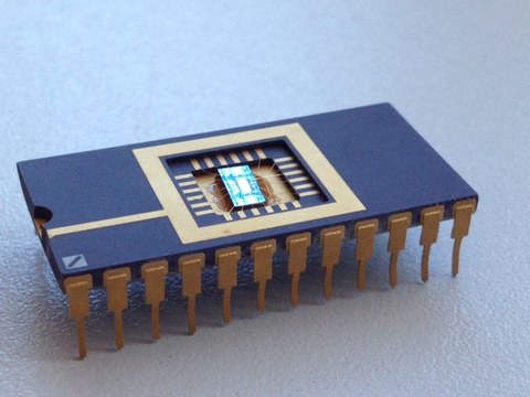 Auf dem Fotos sieht man ein Testchip eines Memristors, der vom NaMLab (An-Institut der TU Dresden) gefertigt wurde.