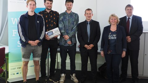 Gruppenfoto zur Verleihung des 50. Gründerstipendiums an ein Informatik-Team.