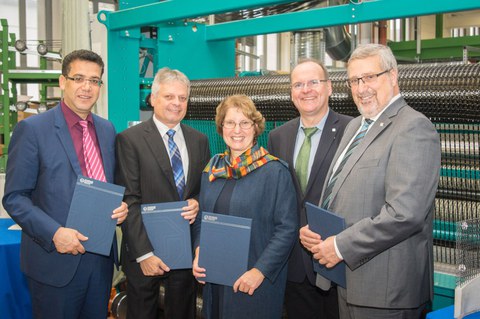 Gruppenfoto bei der Unterzeichnung der Gründungsurkunde des Forschungszentrum HP-Fibre-Structures: v.l.n.r. Prof. Chokri Cherif (ITM), Prof. Hubert Jäger (ILK), Prof. Brigitte Voit (IPF), Prof. Alexander Michaelis (IKTS) und Prof. Eckhard Beyer (IWS).