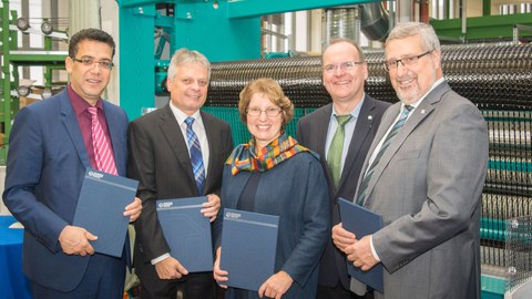 Gruppenfoto bei der Unterzeichnung der Gründungsurkunde des Forschungszentrum HP-Fibre-Structures: v.l.n.r. Prof. Chokri Cherif (ITM), Prof. Hubert Jäger (ILK), Prof. Brigitte Voit (IPF), Prof. Alexander Michaelis (IKTS) und Prof. Eckhard Beyer (IWS).