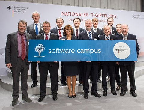 Gruppenfoto auf dem Internationalen IT-Gipfel 2016. Die Fakultät Informatik der TU Dresden präsentierte sich zum Nationalen IT-Gipfel in Saarbrücken als neuer Partner im Führungskräfteentwicklungsprogramm „Software Campus“. 