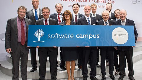 Gruppenfoto auf dem Internationalen IT-Gipfel 2016. Die Fakultät Informatik der TU Dresden präsentierte sich zum Nationalen IT-Gipfel in Saarbrücken als neuer Partner im Führungskräfteentwicklungsprogramm „Software Campus“. 