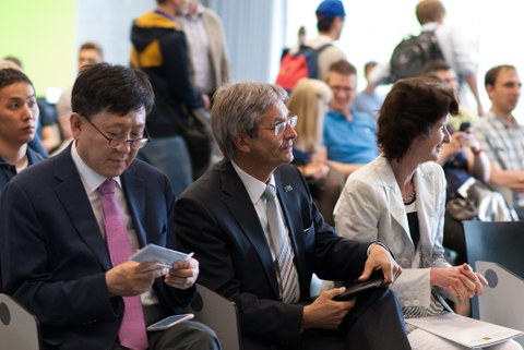 Auf dem Foto sieht man von rechts nach links: die sächsische Wissenschaftsministerin Eva-Maria Stange, den TU-Rektor Hans Müller-Steinhagen und den Ehrengast aus Südkorea bei der diesjährigen OUTPUT.DD.