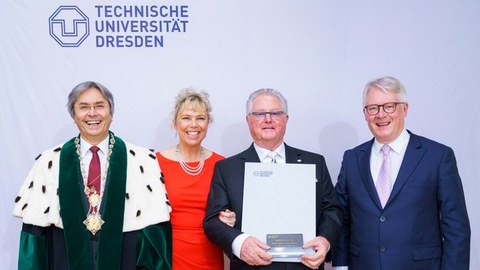 Auf dem Gruppenfoto sieht man von links nach rechts: Rektor der TU Dresden in offizieller Robe, Prof. Hans Müller-Steinhagen, Beatrix und Heinz-Jürgen Preiss-Daimler sowie Prof. Heinz Reichmann.