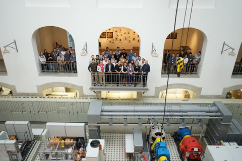 Auf dem Foto sieht man die Teilnehmer der Summerschool im  Jahr 2017. Sie stehen auf dem Balkon im Görges-Bau.