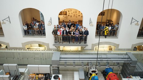 Auf dem Foto sieht man die Teilnehmer der Summerschool im  Jahr 2017. Sie stehen auf dem Balkon im Görges-Bau.