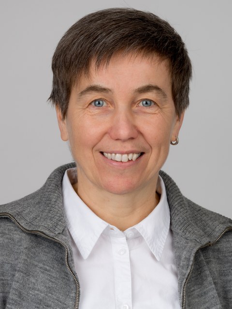Das Foto zeigt das Porträtbild von Frau Professorin Waltraud Ernst.