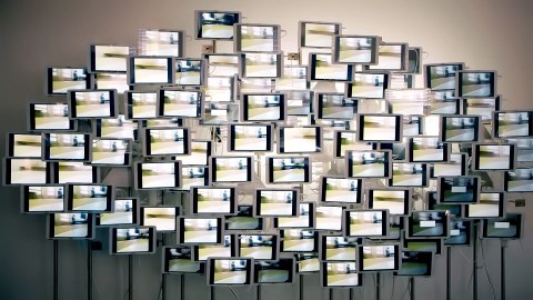 Das Foto zeigt eine Screenwall aus dem 5G Lab, welche aus einer Vielzahl von Displays besteht.
