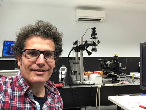 Porträtbild von Daniel Sola in seinem Forschungslabor.