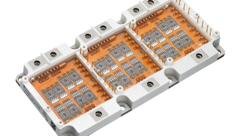 Auf der 3D-Abbildung sieht man ein geöffnetes Elektronikmodul von Infineon HybridPACK2. 
