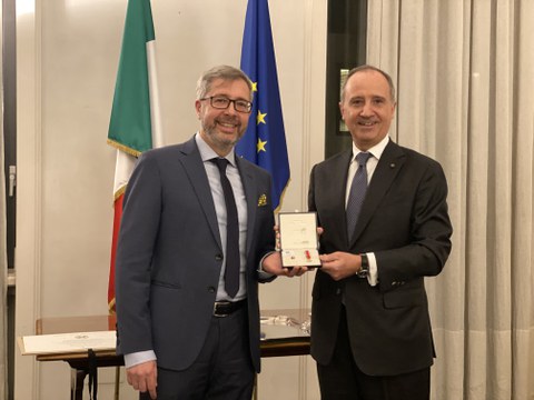 Prof. Cuniberti bekommt den Orden "Stern von Italien" überreicht.