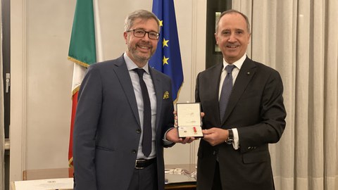 Prof. Cuniberti bekommt den Orden "Stern von Italien" überreicht.