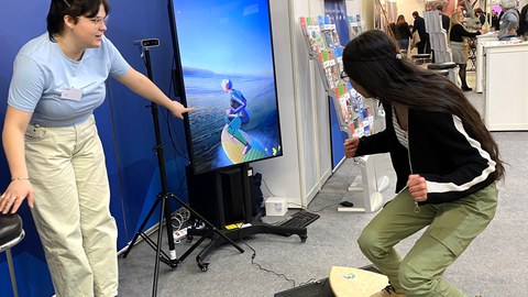 Ein Mädchen testet den Surf-Demonstrator.