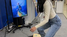 Mädchen steht auf dem Surf-Demonstrator
