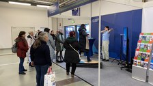 Personen am Messestand der TUD