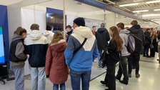 Personen am Messestand der TUD