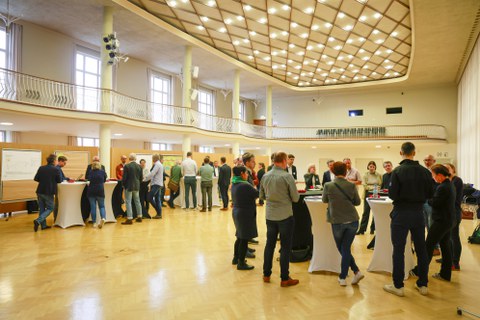 Teilnehmende des NETZWERKSTUDIOs „Energy Systems“ an den Thementischen