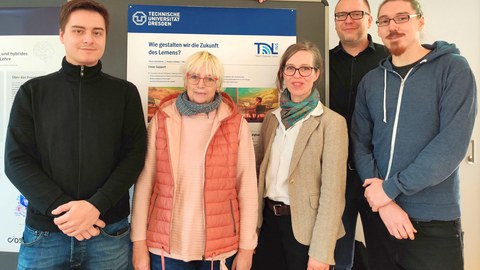 Das Team Digitale Lehre vor seinem Posterstand zum Tag der Lehre.