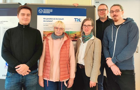 Das Team Digitale Lehre vor seinem Posterstand zum Tag der Lehre.