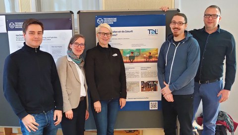  Das Foto zeigt das Team Digitale Lehre des Bereichs Ingenieurwissenschaften vor ihrem Poster.