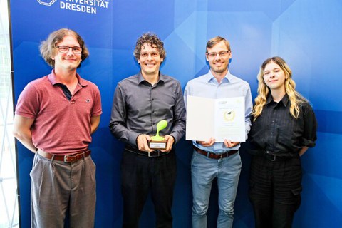Prof. Jeronimo Castrillón und Dr. Lars Schütze mit den zwei Vertreter:innen des Fachschaftsrates. 