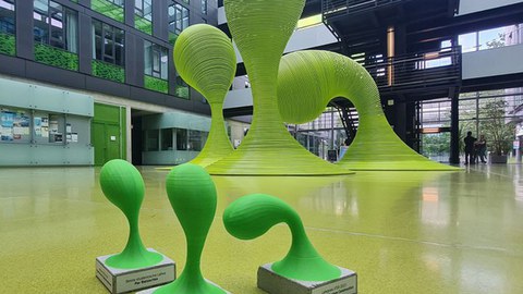 Blick auf die Lehrpreise der Informatik im Foyer des Informatik-Gebäudes