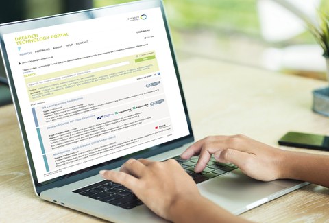 Auf dem Foto sieht man die Hände einer Person auf einer Laptoptastatur. Die Person sucht im DRESDEN Technologieportal.