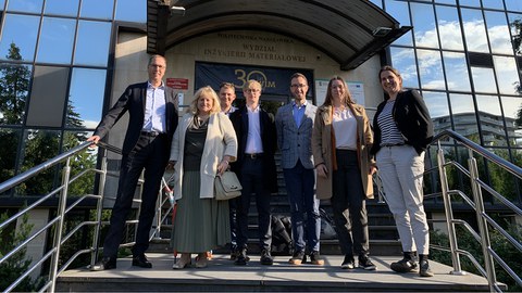 Treffen an der Politechnika Warszawska am 11. Juli 2022 zwischen Prof. Anna Boczkowska, Dekanin der Faculty of Materials Science and Engineering und Prof. Maik Gude, Institut für Leichtbau und Kunststofftechnik und ihren Teams 