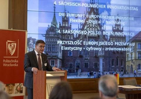 Prof. Ronald Tetzlaff steht zum 4. polnisch-sächsischem Innovationstag am Rednerpult und spricht ein Grußwort. 