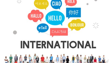 Die Darstellung zeigt viele Menschen mit verschiedenen Nationalitäten. Über den Menschen steht das Wort "International". Darüber erkennt man Sprechblasen mit dem Wort "Hallo" in verschiedenen Sprachen. 