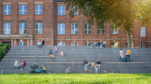 Studentinnen vor dem Fritz-Förster-Bau.