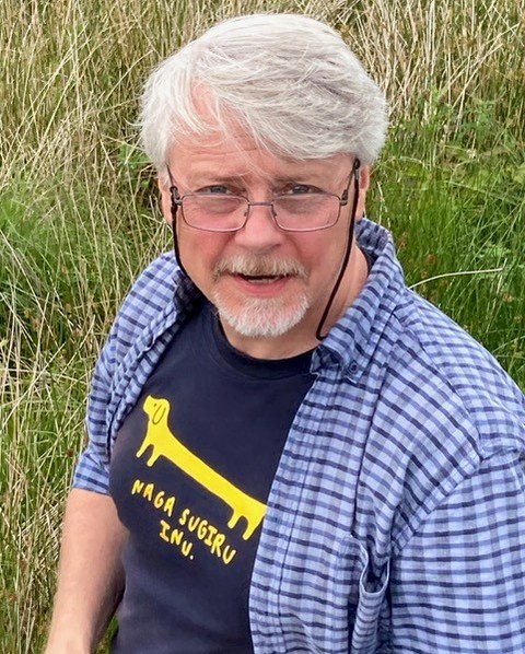 Porträt von Prof. Dr. Douglas Cairns vor grünem Rasen im Hintergrund