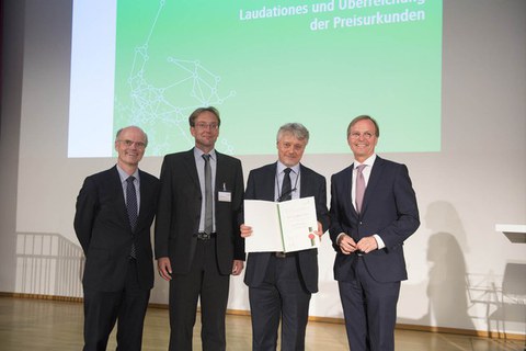 Urkundenübergabe (Personen v. li. n. re.): Generalsekretär der Humboldt-Stiftung Dr. Enno Aufderheide, Gastgeber Dennis Pausch von der TU Dresden, Preisträger Douglas Cairns, Parlamentarischer Staatssekretär im Bundesministerin für Bildung und Forschung Thomas Rachel