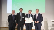 Urkundenübergabe (Personen v. li. n. re.): Generalsekretär der Humboldt-Stiftung Dr. Enno Aufderheide, Gastgeber Dennis Pausch von der TU Dresden, Preisträger Douglas Cairns, Parlamentarischer Staatssekretär im Bundesministerin für Bildung und Forschung Thomas Rachel