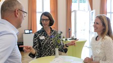 Gäste des Get-Togethers unterhalten sich