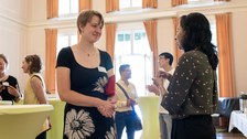 Gäste des Get-Togethers unterhalten sich