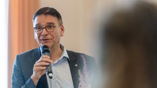 Professor Tetzlaff spricht ins Mikrofon