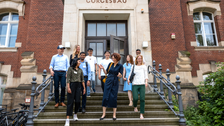 Aufnahme der Gäste während des Campusrundgangs vor dem Görges Bau