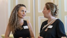Gäste des Get-Togethers unterhalten sich