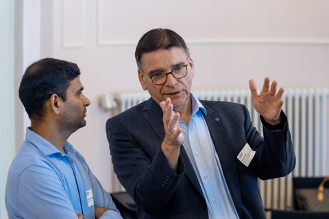 Gäste des Get-Togethers unterhalten sich